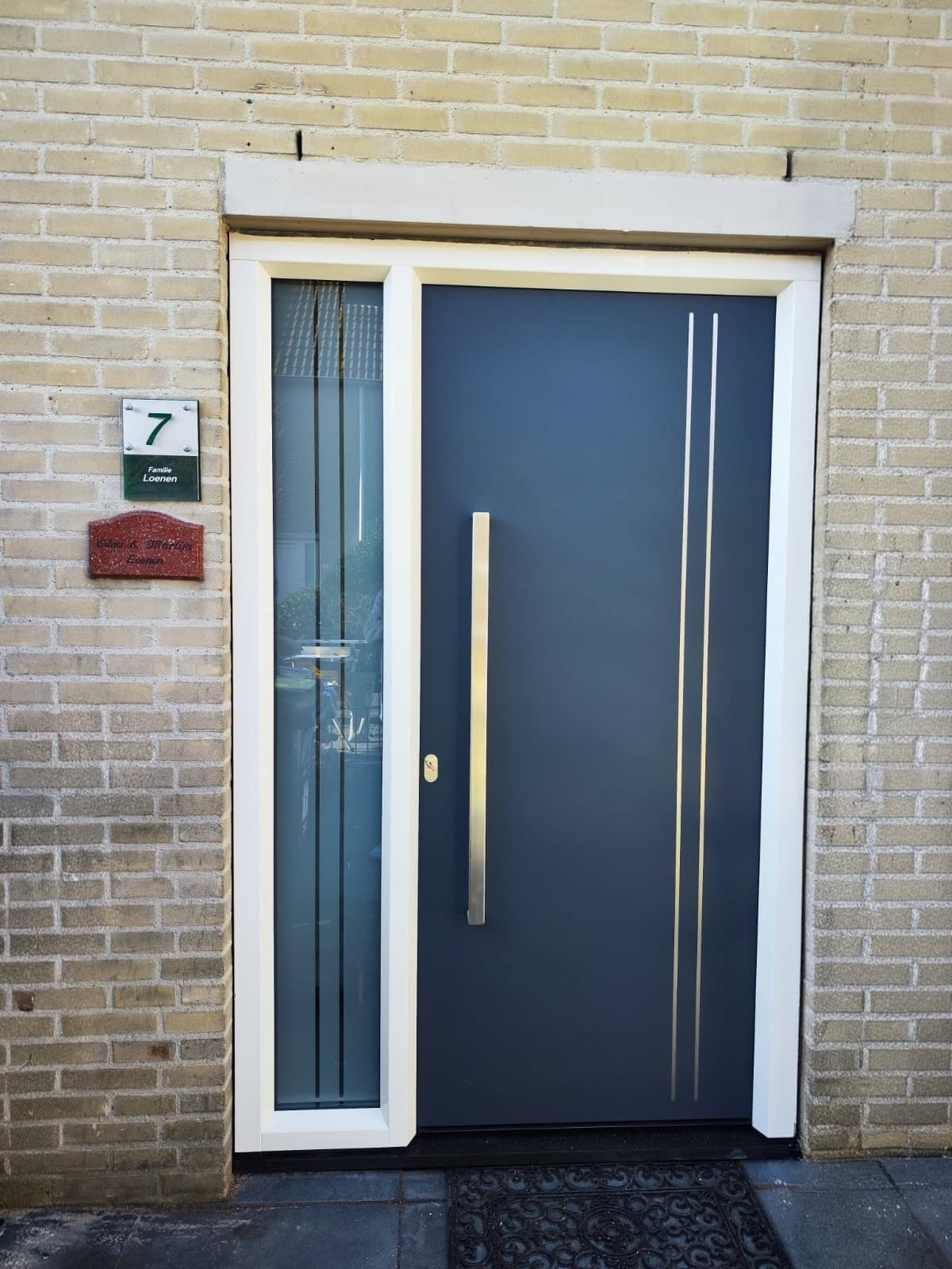 Nieuwe antracietgrijze kunststof voordeur met zijlicht